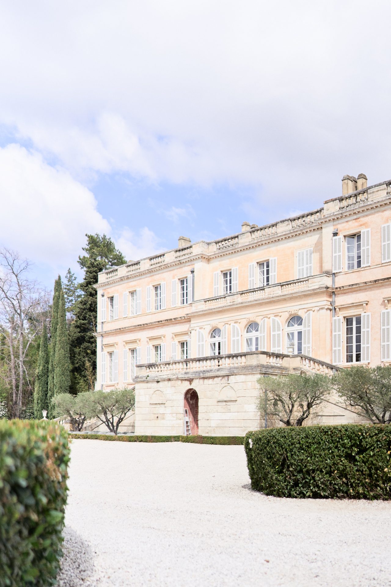 Experience the elegance of Château Martinay: a provencal gem 